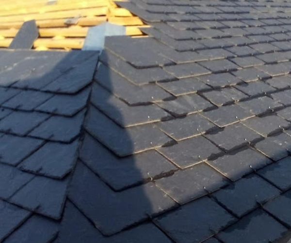 Détail de noue en ardoise naturelle posée par couvreur professionnel
