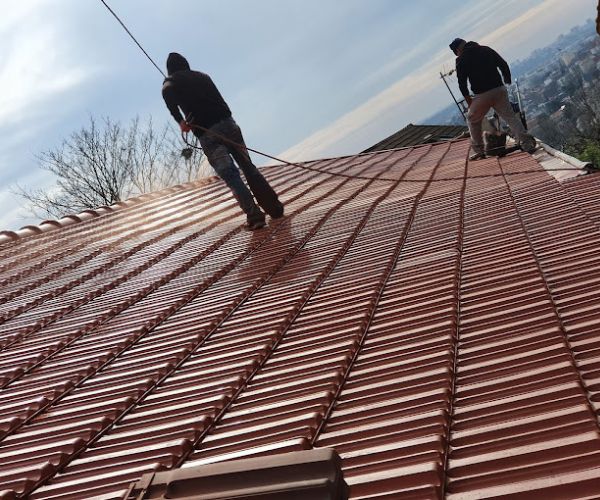 Nettoyage de toiture en tuiles haute pression en Île-de-France