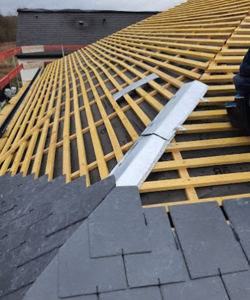 Pose de noue en zinc sur toiture ardoise en rénovation