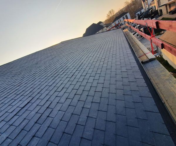 Grande toiture en ardoise rénovée par couvreur en Île-de-France