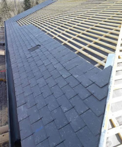 Avancement de pose d’ardoise sur toiture en rénovation