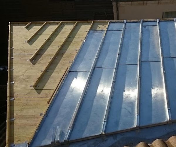 Pose de couverture en zinc à tasseaux par artisan couvreur