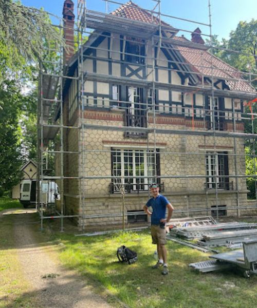 Toiture rénovée sur maison traditionnelle en Île-de-France