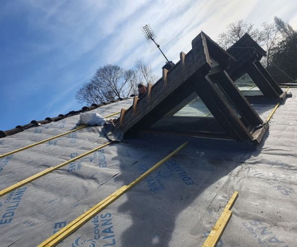 Installation de fenêtre de toit type Velux sur toiture en rénovation